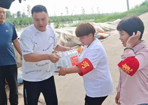 王香蕉视频王總代表公司捐贈抗疫物資（zī）和慰問卡點工作人員 抗（kàng）擊（jī）疫情、義不容辭